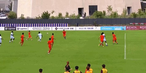 爱游戏体育app下载-U19国足4分钟丢2球！依合散超巨失误，刘佳乐送礼，久帅不满