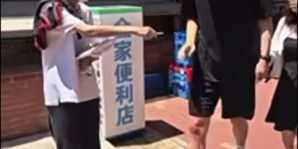 爱游戏体育登录入口-向杨瀚森索要签名合影未果 球迷：我们也没吃饭的 你给签个不行吗